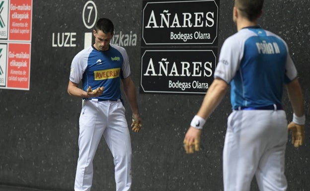 Campeonato de Parejas Jon Ander Albisu acude a un masajista para